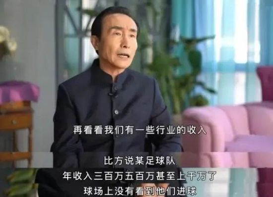 影片结束后，没有人站起来，大家还沉浸在故事的情节里